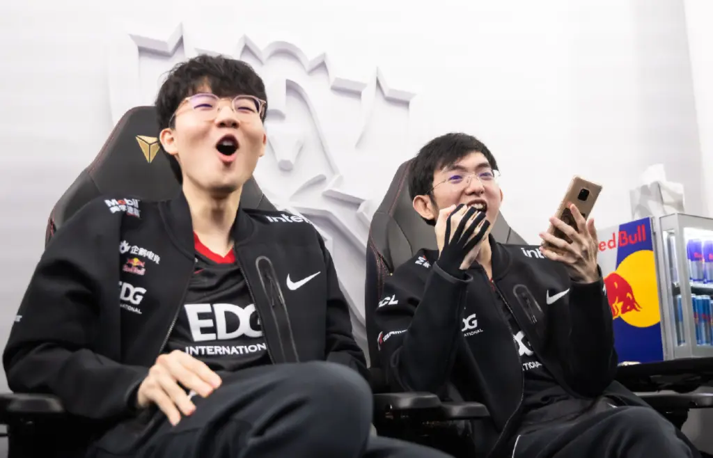 FPX翻盘T1，Clid关键团战开团秒人激烈交锋八强赛，成为赛场最大亮点