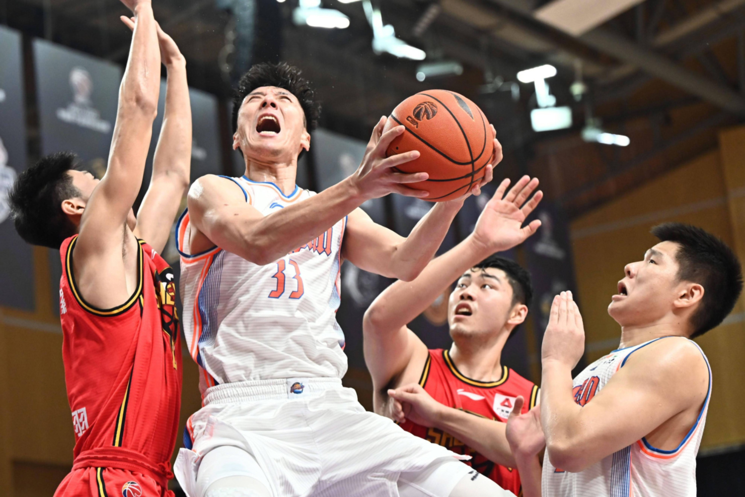 深圳队鏖战四川队,杜兰特状态火热 深圳队鏖战四川队,杜兰特状态火热